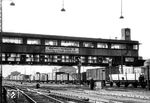Der Bahnhof Karl-Marx-Stadt-Hilbersdorf (bis Mai 1953 Chemnitz-Hilbersdorf) war innerhalb der Reichsbahndirektion Dresden nach dem Bahnhof Dresden-Friedrichstadt der größte Rangierbahnhof. Heute ist er stillgelegt und größtenteils abgebaut. Vom Befehlsstellwerk 3 aus wurde auch die Seilablaufanlage, die zwischen 1928 und 1930 installiert wurde, bedient. Innerhalb der Gleise fuhr auf eigenen Schmalspurgleisen immer ein Seilwagen, jeweils zwei Seilwagen waren über eine Umlenkrolle miteinander gekoppelt. Durch eine ferngesteuerte Backenbremse konnte der an den Zug gekoppelte Seilwagen an jeder Stelle gebremst werden. Mit der rund 400.000 Reichsmark teuren Anlage – seinerzeit die modernste Anlage Deutschlands – konnten 1200 t schwere Züge bewegt werden. In den 1960er Jahren wurde der Rangierbahnhof nochmals modernisiert und die Seilrangieranlage für Züge bis zu 1500 t nachgerüstet, sodass schwere Züge nicht mehr geteilt werden mussten. (16.11.1962) <i>Foto: Gerhard Illner</i>