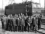 Zu dem Bild ist folgendes vermerkt: "Zum zweiten Male wurde die Brigade II „Friedrich List“ des MTh-Bahnhofes Leipzig mit dem Staatstitel 'Kollektiv der sozialistischen Arbeit' ausgezeichnet. Die hervorstechendste Leistung dieser Brigade in dem Wettbewerb: Seit Februar 1963 arbeitete sie ohne Unfall und ohne Wagen- und Ladegutbeschädigung bei einer Arbeit mit 7 Rangierloks." Für den passenden Hintergrund sorgte E 42 017 vom Bw Leipzig-Wahren.  (24.09.1964) <i>Foto: Gerhard Illner</i>
