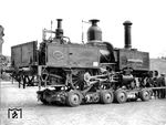Lok "MULDENTHAL" (Baujahr 1861) auf dem Weg ins Dresdner Verkehrsmuseum. Links sind die Reste der zerstörten Frauenkirche zu erkennen. (18.04.1962) <i>Foto: Gerhard Illner</i>