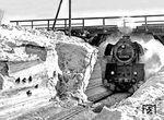Am 28. Dezember 1978 setzte ein 78-stündiger Schneesturm im Norden der DDR ein, der u.a. die Insel Rügen komplett von der Außenwelt abschnitt. Noch 4 Wochen später waren die Folgen unübersehbar. Anfang Februar 1979 kämpft sich 03 0080 mit D 270 "Meridian" durch die geräumten Schneemassen zwischen Lietzow (Rügen) und Sagard, kurz vor Sassnitz.  (02.1979) <i>Foto: W. Krentzien</i>