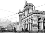 Der Lehrter Bahnhof war einer von ehemals elf Kopfbahnhöfen in Berlin. Ab 1868 war er Ausgangspunkt der Berlin-Lehrter Eisenbahn ins hannoversche Lehrte. Mit der Eröffnung der Stadtbahn 1882 wurde er auch zum Ausgangspunkt für den Verkehr nach Hamburg. Er befand sich in unmittelbarer Nachbarschaft des Hamburger Bahnhofs, der Spree und des Humboldthafens. An seiner Stelle steht heute hier der Berliner Hauptbahnhof. Im Kriegsjahr 1942 war der Bahnhof völlig unbeschädigt. Die Fotos (Nrn. 1715, 7329-7334) vom März 1945 zeigen ein ganz anderes Bild. (10.09.1942) <i>Foto: RVM-Filmstelle Berlin</i>