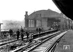 Am 15. Mai 1882 wurde die Berliner Stadtbahn eröffnet, die als viergleisige Verbindungsstrecke die Stadt in Ost-West-Richtung durchquerte. Sie sollte Charlottenburg, den Lehrter- und den Schlesischen Kopfbahnhof sowie die Innenstadt erschließen. Direkt am nördlichen Ende der Halle des Lehrter Bahnhofs entstand im rechten Winkel zu dessen Gleisen und aufgeständert auf einem Viadukt der Lehrter Stadtbahnhof als Station der Stadtbahn. Ab 1. Dezember 1930 wurde mit der Umstellung des Stadtbahnbetriebs auf die S-Bahn auch der Lehrter Stadtbahnhof zum S-Bahnhof. Der denkmalgeschützte Lehrter Stadtbahnhof, weitgehend im Ursprungszustand erhalten, wurde 1987 zur 750-Jahr-Feier Berlins für rund zehn Millionen Mark saniert, im Sommer 2002 jedoch im Zuge der Bauarbeiten für den neuen Berliner Hauptbahnhof abgerissen.  (1927) <i>Foto: RVM-Filmstelle Berlin</i>