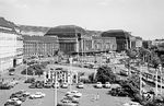 Blick auf den Leipziger Hauptbahnhof, der mit einer Kapazität von ca. 130 000 Reisenden pro Tag und einer Grundfläche von 83.640 Quadratmetern der flächenmäßig größte Kopfbahnhof Europas ist.  (08.1969) <i>Foto: Rössing-Winkler</i>