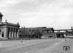 Blick vom Friedrich-List-Ufer zwischen Spreebogen und Humboldthafen auf den Lehrter Stadtbahnhof (oben) an der Berliner Stadtbahn und den Lehrter Fernbahnhof (links). Das fast 100 Jahre bestehende Ensemble wurde im Zweiten Weltkrieg stark beschädigt, wovon auch dieses Foto 10 Jahre nach Ende des Krieges zeugt. 1957 begann die Abtragung der Ruine des Fernbahnhofs, 1958 wurde das Hauptportal gesprengt. Im Sommer 2002 wurde auch der Stadtbahnhof im Zuge der Bauarbeiten für den neuen Berliner Hauptbahnhof abgerissen. (27.05.1955) <i>Foto: Historische Sammlung der Deutschen Bahn AG</i>