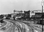 Blick auf die Ruine des Lehrter Fernbahnhofs von Südwesten her, der im Zuge der alliierten Bombardierungen ab Herbst 1943 stark in Mitleidenschaft gezogen wurde, aber in seiner steinernen Bausubstanz wohl nicht in den Grundfesten erschüttert scheint. Während der Fernbahnhof in den Jahrern 1957/58 abgerissen wurde, wurden die Gleise des Güterbahnhofs (vorne) noch in stark vereinfachter Form bis 1980 für den Güterverkehr genutzt. (08.1953) <i>Foto: Historische Sammlung der Deutschen Bahn AG</i>