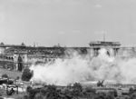 Im August 1953 erfolgten die ersten Teilsprengungen des alten Lehrter Fernbahnhofs, nachdem am 28. August 1951 der letzte Zug den Bahnhof verlassen hatte. Am 9. Juli 1957 begann die endgültige Abtragung der Ruine, am 22. April 1958 wurde das Hauptportal gesprengt. Der Bauschutt diente zur Herstellung von Ziegelsplitt für den Wiederaufbau der Stadt. Die Abrissarbeiten erwiesen sich als schwierig und zogen sich bis in den Sommer 1959 hin, da die nahegelegene Bahnhofshalle des Lehrter Stadtbahnhofs und das Stadtbahnviadukt nicht beschädigt werden durften. (08.1953) <i>Foto: Historische Sammlung der Deutschen Bahn AG</i>