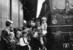 Leider ist nicht überliefert, wozu Lokführer Hugo Wischke im Bahnhof Coswig (bei Dresden) hier beglückwünscht wurde. Möglicherweise wegen der 100. Lok der Baureihe E 42, die am 21.08.1966 an die Reichsbahn übergeben worden. (09.1967) <i>Foto: Johannes Müller</i>