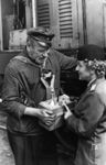 Die Präsidentin der RBD Schwerin Renate Fölsch, übrigens die erste und einzige Frau, die eine Reichsbahndirektion (von 1982 bis 1990) leitete, übergibt die erste Funkfernsteuerung an einen Rangierer. Auch wenn der Apparat aus heutiger Sicht etwas klobig wirkt, stellte seine Funktionsweise eine Revolution im Rangierdienst dar, konnte doch ab sofort wahlweise auf den Rangierer oder Lokführer verzichtet werden. (1984) <i>Foto: Historische Sammlung der Deutschen Bahn AG</i>