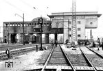 Das neue Stellwerk "B3" in Leipzig Hbf, ein elektromechanisches Vierreihenhebelwerk der Bauform VES, das das alte Reiterstellwerk "WO" ersetzte, welches gerade der Spitzhacke zum Opfer fällt. (23.05.1940) <i>Foto: RVM (RBD Halle)</i>