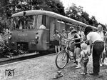 Die Leichtverbrennungstriebwagen VT 2.09 wurden ab 1955 vom VEB Waggonbau Bautzen entwickelt. 1959 wurden die ersten beiden Fahrzeuge vorgestellt und ab 1962 planmäßig eingesetzt. Ähnlich der westdeutschen Variante, den Uerdinger Schienenbussen (VT 95/VT 98) waren sie an der Umstellung von der Dampf- zur Dieseltraktion auf den Nebenbahnen beteiligt. VT 2.09.031 wurde am 30.12.1963 in Dienst gestellt. Das beim Bw Berlin-Pankow stationierte Fahrzeug ist hier auf der sog. 'Heidekrautbahn' Basdorf – Liebenwalde in Zühlsdorf eingetroffen. (07.1969) <i>Foto: ZBDR (Ingrid Migura)</i>