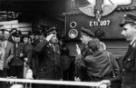 Mit Eröffnung des elektrischen Betriebs auf dem Teilstück Altenburg - Werdau - Zwickau am 25. Mai 1963 war die Relation Leipzig - Zwickau endlich komplett elektrifiziert. Die offizielle Festveranstaltung fand eine Woche zuvor statt und wurde pressewirksam vor der Leipziger E 11 007 (Abnahme am 09.01.1963) in Szene gesetzt. (16.05.1963) <i>Foto: Historische Sammlung der Deutschen Bahn AG</i>