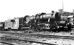 52 1917 wurde im Oktober 1943 als Kondenslok an die Deutsche Reichsbahn abgeliefert. Kondensloks fielen wegen der fehlenden Dampffahne den Besatzungen feindlicher Flugzeuge nicht so leicht ins Auge und konnten auch in Gebieten eingesetzt werden, wo kaum Infrastruktur zur Aufnahme von Speisewasser zur Verfügung stand. Für den vorgesehen Einsatz in den wasserarmen Gebieten der Ukraine kam sie aber zu spät, die Rote Armee war dort längst wieder auf dem Vormarsch. Nach dem Krieg verblieb die Lok in der DDR und wurde im RAW Zwickau (Foto) in eine "normale" 52er umgebaut. Bei genauer Betrachtung des Torsos fällt auf, dass über dem Kessel Stützelemente angebracht sind, die Führerstandsfront eigentümliche Formen hat und auch der Kondenstender keine Standardbauart ist. Zudem ist der technische Zustand weitaus besser, als der Torso auf dem Bild oberflächlich vermuten lässt. Anscheinend war 52 1917 eine Panzerzug-Lok, deren Panzerungen schon abgebaut waren. Dabei blieb genau das übrig, was auf dem Bild zu sehen ist. Der Tender ist noch mit der Panzerung versehen. 52 1917 war noch bis 1976 im Einsatz.  (1950) <i>Foto: Slg. Erich Preuß</i>