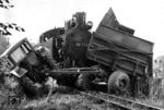 Dieses Traktorgespann stand 99 713 in Berbisdorf auf der Strecke Radebeul - Radeburg im Weg. (25.08.1984) <i>Foto: Burkhard Sprang</i>