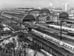 Dresden Hbf ist der größte Personenbahnhof der sächsischen Landeshauptstadt Dresden. Er ersetzte 1898 den Böhmischen Bahnhof der einstigen Sächsisch-Böhmischen Staatseisenbahn und war mit seiner repräsentativen Gestaltung als zentraler Bahnhof der Stadt konzipiert. Einzigartig ist auch die Kombination aus Insel- und Kopfbahnhof in zwei verschiedenen Ebenen. Mit 156 Ankünften und Abfahrten von Fernzügen pro Tag war Dresden Hauptbahnhof im Sommerfahrplan 1989, nach dem Knoten Berlin und dem Hauptbahnhof Leipzig, der drittbedeutendste Bahnknoten im Netz der Deutschen Reichsbahn. (24.02.1983) <i>Foto: Burkhard Sprang</i>