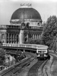Eine S-Bahn auf der Stadtbahn zwischen Friedrichstraße und Hackescher Markt vor der Kulisse des Bodemuseums. (06.07.1985) <i>Foto: Burkhard Sprang</i>