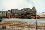 93 761 wartet mit einem Personenzug nach Lobenstein auf Ausfahrt im Bahnhof Saalfeld. (1969) <i>Foto: Robin Fell</i>