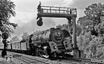 01 510 vom Bw Wittenberge passiert mit D 163 aus Hamburg eine Vorsignalbrücke in der Einfahrt nach Berlin-Wannsee.  (27.07.1968) <i>Foto: Burkhard Wollny</i>