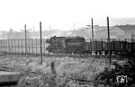 Blick vom Berliner Westen auf die Grenzanlagen an der Bornholmer Straße mit der vorbeifahrenden 52 8085. 52 8085 war am 29.06.1963 im RAW Stendal aus Lok 52 4512 rekonstruiert worden. 52 4512 war zuvor am 12.02.1962 von der DR aus der Sowjetunion zurückgekauft worden, wohin sie im Juli 1947 als Beutelok abgefahren worden war.  (26.07.1968) <i>Foto: Burkhard Wollny</i>