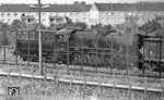 Die 1944 bei Henschel in Kassel gebaute 52 808 passiert die Grenzanlagen an der Bornholmer Straße in Berlin. Die Häuser im Hintergrund gehören zum Ostberliner Stadtteil Prenzlauzer Berg.  (26.07.1968) <i>Foto: Burkhard Wollny</i>