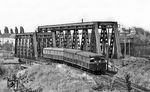 Ein S-Bahnzug der Zuggruppe 3 (Cobra: Berlin-Heiligensee - Buckower Chaussee) passiert eine Brücke zwischen Wollankstraße und Bornholmer Straße auf Westberliner Gebiet. (26.07.1968) <i>Foto: Burkhard Wollny</i>