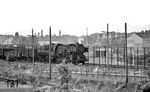 52 1360 vom Bw Berlin-Schöneweide besaß einen Mischvorwärmer und Giesl-Flachejektor. Hier passiert sie Grenzanlagen an der Bornholmer Straße in Berlin.  (21.07.1970) <i>Foto: Burkhard Wollny</i>