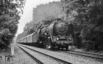 01 084 vom Bw Berlin-Ostbf hatte den D 109 in Helmstedt übernommen und befindet sich nun im Düppeler Forst bei Strecken-km 15,3 seit einem Kilometer auf Westberliner Gebiet.  (28.07.1968) <i>Foto: Burkhard Wollny</i>