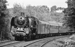 01 226 (Bw Berlin Ostbf) legt sich im Düppeler Forst zwischen Berlin-Wannsee und -Kohlhasenbrück vor D 110 in die Kurve.  (27.07.1968) <i>Foto: Burkhard Wollny</i>