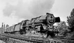 Am regnerischen Morgen des 28. Juli 1968 verlässt 03 030 (Bw Berlin-Ostbf) mit dem D 1005 den Bahnhof Berlin-Wannsee. Der D 1005 wurde als Flügelzug des D 105 (Aachen-Moskau) in Hannover gebildet und verkehrte über Helmstedt und Berlin bis Frankfurt (Oder). Saisonbedingt wäre der D 105 sonst auf bis zu 17 Wagen gekommen und hätte in Berlin Zoo mit bis zu 6 Wagen Überlänge nicht mehr an den Bahnsteig gepasst. Hinter der Lok läuft der Postwagen Helmstedt - Berlin. (28.07.1968) <i>Foto: Burkhard Wollny</i>