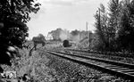 Blick auf die Grenzanlagen zwischen West-Berlin und der DDR (heute Landesgrenze Berlin / Brandenburg) in Höhe der Streckenverzweigung Berlin-Kohlhasenbrück. Aus Richtung Magdeburg nähert sich 03 030 vor D 109. Links das Streckengleis nach Seddin.  (27.07.1968) <i>Foto: Burkhard Wollny</i>