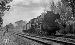 03 030 hat soeben die Grenzanlagen bei Berlin-Griebnitzsee passiert und rollt in Richtung Westberlin. Links das Streckengleis aus Seddin. (27.07.1968) <i>Foto: Burkhard Wollny</i>