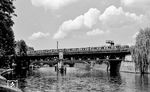 Ein S-Bahnzug auf der Spreebrücke in Berlin-Bellevue.  (02.06.1972) <i>Foto: Burkhard Wollny</i>
