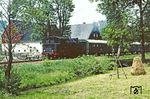 5 Jahre nach dem Ende der Baureihe 86 beim Bw Aue machte die Nachricht vom Einsatz der Museumsloks 86 1001 auf der bis dahin abseits des Interesses liegenden Stichstrecke Walthersdorf-Crottendorf die Runde. Und tatsächlich wurde sie im Frühsommer 1982 dort angetroffen. Das erste Bild entstand mit P 19639 in Crottendorf. (18.06.1982) <i>Foto: Wolfgang Bügel</i>