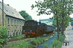 Pfeifend bewegt sich 86 1001 mit P 16939 aus Schlettau zwischen Straße und Zschopau durch Crottendorf. (18.06.1982) <i>Foto: Wolfgang Bügel</i>