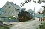 Direkt an den Häusern von Crottendorf vorbei rumpelt 86 1001 mit P 19642 nach Schlettau. (18.06.1982) <i>Foto: Wolfgang Bügel</i>