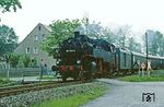 Zwischen Zschopau, Straße und Häusern hatte man in Crottendorf tatsächlich auch noch Platz für die Bahnstrecke gefunden. Nach der politischen Wende im Osten Deutschlands 1989 verlor die Strecke schnell ihre Bedeutung im Personen- und Güterverkehr, der Güterverkehr wurde offiziell am 1. Januar 1995 eingestellt, der Reisezugverkehr wurde noch bis zum 31. Dezember 1996 aufrechterhalten. Am 1. Juni 1999 wurde die Strecke für den Gesamtverkehr stillgelegt. (18.06.1982) <i>Foto: Wolfgang Bügel</i>
