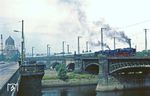 1982 richtete der Bezirksvorstand Dresden des Deutschen Modellbahnverbandes (DMV) die Sonderfahrten zum "Tag des Eisenbahners" aus. Auf einer Rundtour ging von Dresden Hbf über Bischofswerda-Ebersbach-Zittau-Löbau-Bautzen-Bischofswerda zurück nach Dresden. In Zittau war noch eine Schmalspurfahrt nach Oybin inklusive. Den ersten Teil der Sonderfahrt bespannten 03 001 und 01 137, die hier über die Elbebrücke in Dresden fahren. (19.06.1982) <i>Foto: Wolfgang Bügel</i>