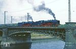 Die beiden Zugloks 03 001 und 01 137 in voller Schönheit vor dem DMV-Sonderzug auf der Elbebrücke in Dresden. (19.06.1982) <i>Foto: Wolfgang Bügel</i>