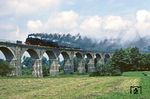 In Bischofswerda übernahmen 74 1230 und 38 205 den Sonderzug, den sie hier über das Putzkauer Viadukt aus dem Jahr 1878 bringen. (19.06.1982) <i>Foto: Wolfgang Bügel</i>