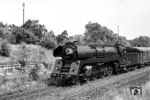 01 518 (Bw Berlin Ostbf) entstand 1963 aus 01 185 (Henschel, Baujahr 1936). Bei der Rekonstruktion wurden auch acht Exemplare mit sog. Boxpok-Rädern aus Stahlguss versehen, wie sie von Lokomotiven aus der Sowjetunion und den USA bekannt waren, so auch die hier gezeigte 01 518. Da ihr Lauf nicht immer befriedigte, wurden sie später wieder gegen neue Speichenräder ausgetauscht. Um die ungewohnten Radsätze zu kaschieren, erhielten die Boxpok-Lokomotiven auch eine größere Umlaufschürze. (1967) <i>Foto: Horst Deckert</i>