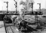 52 8122 (Bw Eberswalde) und 52 5239 (Bw Neustrelitz) in Eberswalde Hbf. 52 8122 fährt aus Gleis 6 in Richtung Angermünde aus, 52 5239 steht am Bahnsteiggleis 5. (1966) <i>Foto: Historische Sammlung der Deutschen Bahn AG</i>