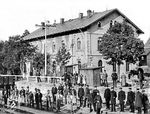 Dieses wunderschöne Porträt von Eisenbahnern der Königlich Sächsischen Staatseisenbahnen entstand vor dem Empfangsgebäude des Bahnhofs Oberlichtenau an der Bahnstrecke Riesa—Chemnitz.  Vor "ihrem Bahnhof" ist ein sog. "Stationssignal" (Bahnhofs-Semaphor) aufgestellt, das bis zur Wende zum 20. Jahrhundert an vielen Bahnhöfen stand. Es wurde danach durch Ein- und Ausfahrsignale ersetzt. (1877) <i>Foto: RVM-Archiv</i>