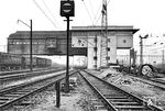 Das neue Stellwerk "B3" in Leipzig Hbf, ein elektromechanisches Vierreihenhebelwerk der Bauform VES mit dem Vorgänger, dem alten Reiterstellwerk "WO". Bilder vom Abriss des Stellwerks "WO" sind unter Bild-Nrn. 31922 und 31924 zu finden. (1940) <i>Foto: RVM (RBD Halle)</i>