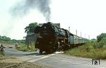 Was hier aussieht wie auf einer ländlichen Nebenbahn, ist eigentlich die Hauptstrecke (Halle-) Blankenheim - Berlin, auch als "Kanonenbahn" bekannt. 41 1303 passiert den Bahnübergang an der Hettstedter Straße unmittelbar am (heute aufgelassenen) Haltepunkt Siersleben. (11.08.1982) <i>Foto: Joachim Bügel</i>
