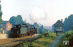 Wegen einer Drehscheibenreparatur im Bw Wittenberg konnten die 41er dort nicht drehen, sodass 41 1132 mit P 3223 in Sandersleben dann auch mit Tender voraus erschien. (12.08.1982) <i>Foto: Joachim Bügel</i>