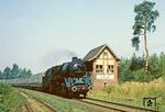 Der überaus freundliche Fahrdienstleiter der Kreuzungsstelle Bülstringen erkundigte sich sogar für die Westler in Oebisfelde, ob denn der D 447 nach Leipzig auch heute mit Dampf käme und so gelang dieses Bild der bestens gepflegten 41 1144 vor dem aus türkis-beigen DB-Wagen gebildeten Schnellzug vor seinem Gebäude. Als Dank bekam er später dieses Foto, dass jahrelang dort auch eine Wand auf dem Stellwerk zierte. (12.08.1982) <i>Foto: Joachim Bügel</i>