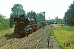 Aus der Gegenrichtung kam dann noch 41 1148 mit Dg 55704 nach Oebisfelde angefahren. Die Kreuzungsstelle Bülstringen (im Hintergrund) bestand aus einem Hauptgleis und einem Ausweichgleis, vier Weichen (zwei davon Schutzweichen) mit Formhaupt- und -vorsignalen. Die zulässige Streckenhöchstgeschwindigkeit betrug Vmax 100 km/h. (12.08.1982) <i>Foto: Joachim Bügel</i>