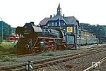 Diesmal hat 41 1159 den P 3226 in Güsten am Haken. Das Wasserfassen war bereits beendet und wurde dem Fotografen bei der Ausfahrt dann auch fast zum Verhängnis (vgl. Bild-Nr. 32304). (13.08.1982) <i>Foto: Joachim Bügel</i>