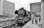 03 162 ist mit dem Entlastungszug D 1065 aus Hamburg Hbf im Osterverkehr 1965 im Bahnhof Berlin-Zoologischer Garten eingetroffen. Die Lok gehörte buchmäßig zum Bw Wittenberge. Transitzüge hatten auf dem Gebiet der DDR keine Verkehrshalte (von Ausnahmen an den Grenzkontrollpunkten abgesehen) und waren nur für den Verkehr zwischen dem Bundesgebiet und Berlin (West) vorgesehen. (19.04.1965) <i>Foto: Horst Deckert</i>