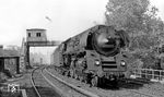 01 0509 (Bw Wittenberge) fährt mit D 163 aus Hamburg am Einfahrsignal vom Bahnhof Berlin-Zoo vorbei, aufgenommen S-Bahnsteig Tiergarten aus. (03.06.1972) <i>Foto: Burkhard Wollny</i>