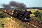 Mit einem Güterzug fährt die ölgefeuerte 44 0614 des Bw Eberswalde bei Chorin südwärts. (30.08.1979) <i>Foto: Robin Fell</i>